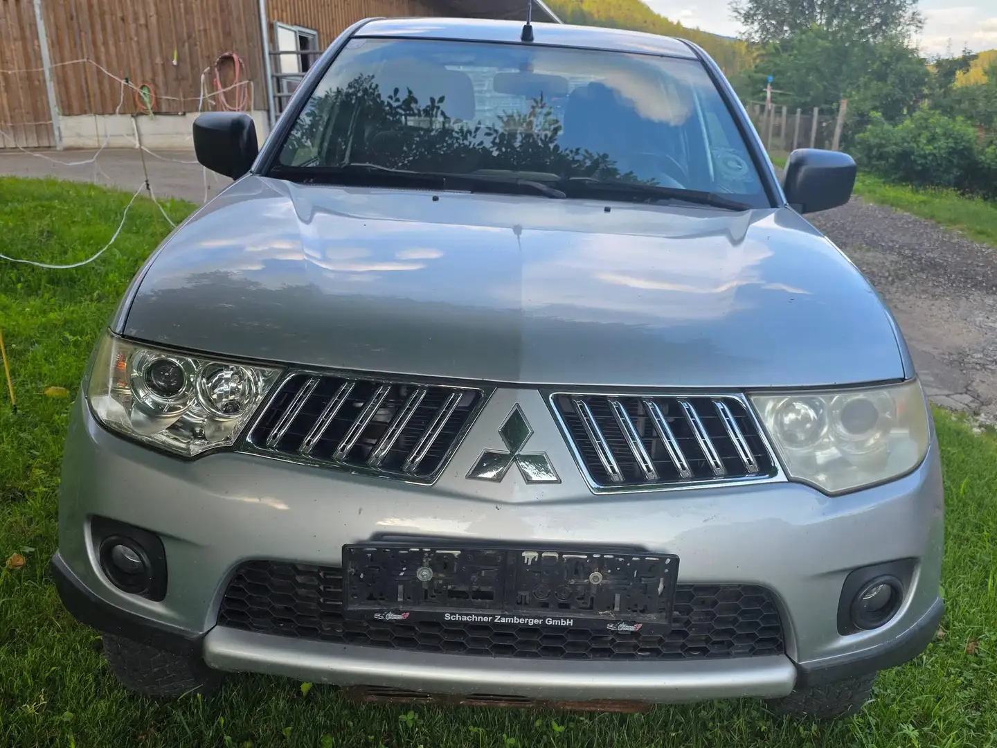 Mitsubishi L200 L 200 2,4 DI-D 4WD Doppelkabine Invite Invite Silber - 1