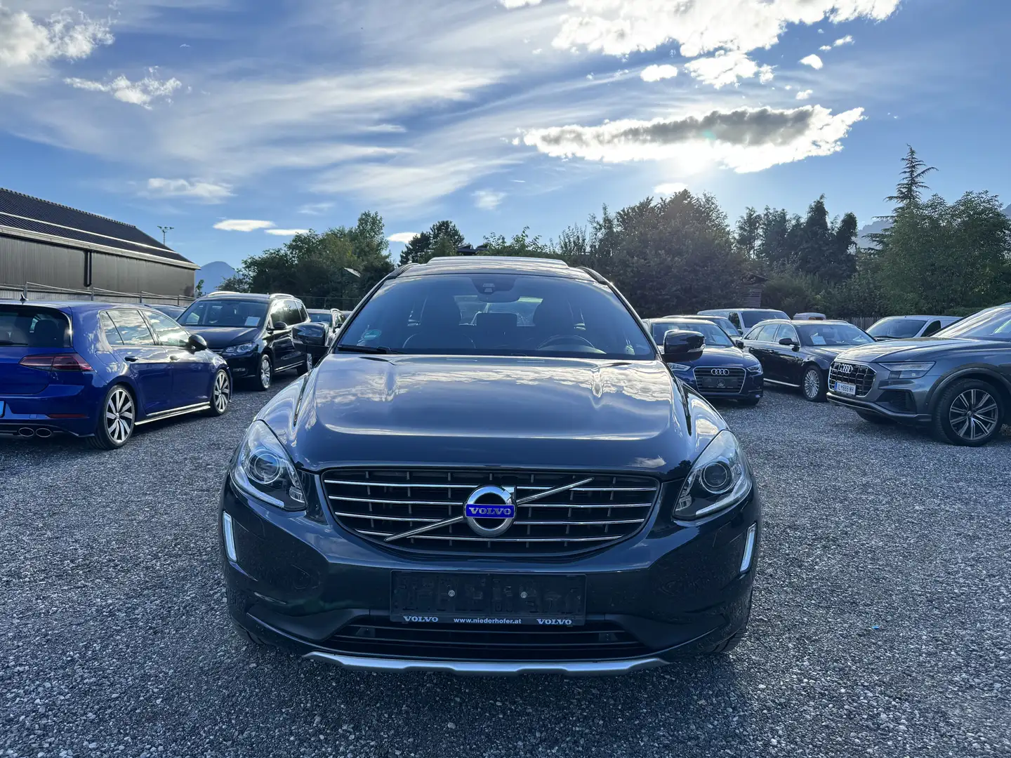 Volvo XC60 Momentum 2WD Grau - 2
