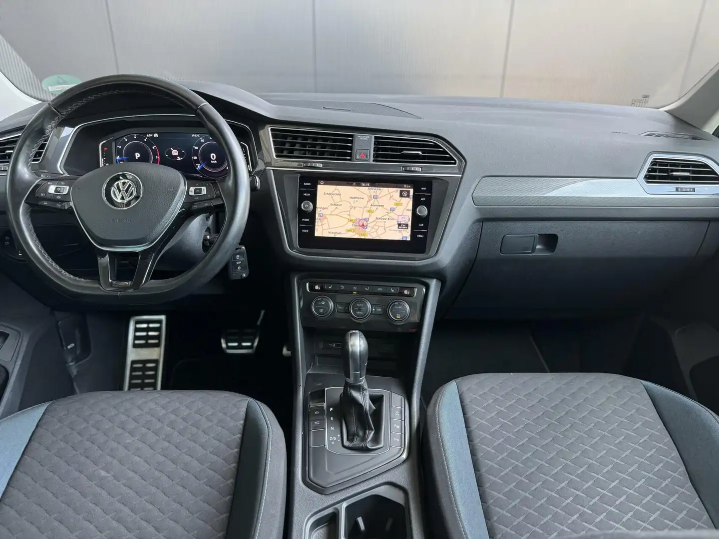 Volkswagen Tiguan 1.5 TSI R Line AUTOMAAT*PANO*ELEK. HAAK*VIRTUAL*CA Gris - 2