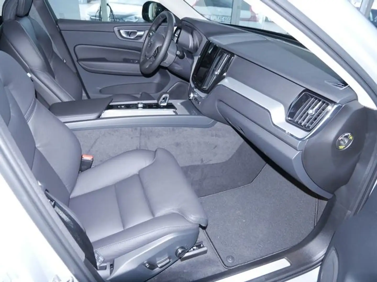 Volvo XC60 B5 AWD Plus Dark PDC SHZ KAMERA NAVI LED Grau - 2
