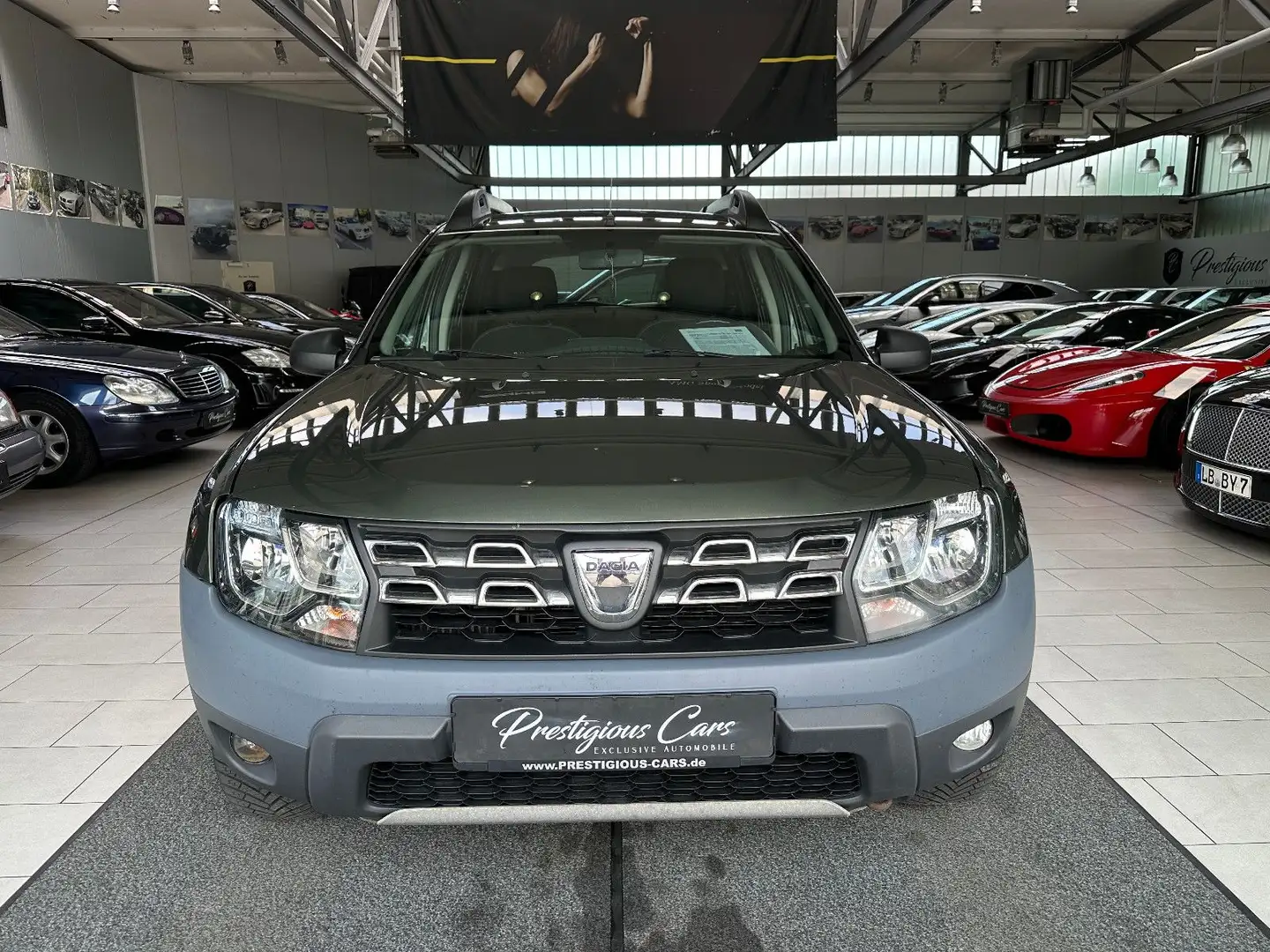 Dacia Duster I Laureate 4x4 KLIMA AHK SHZ NAVI BT TEMP Grün - 1