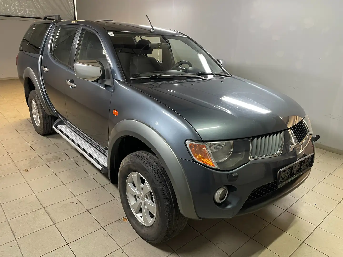 Mitsubishi L200 Invite Doppelkabine 4WD Grau - 2
