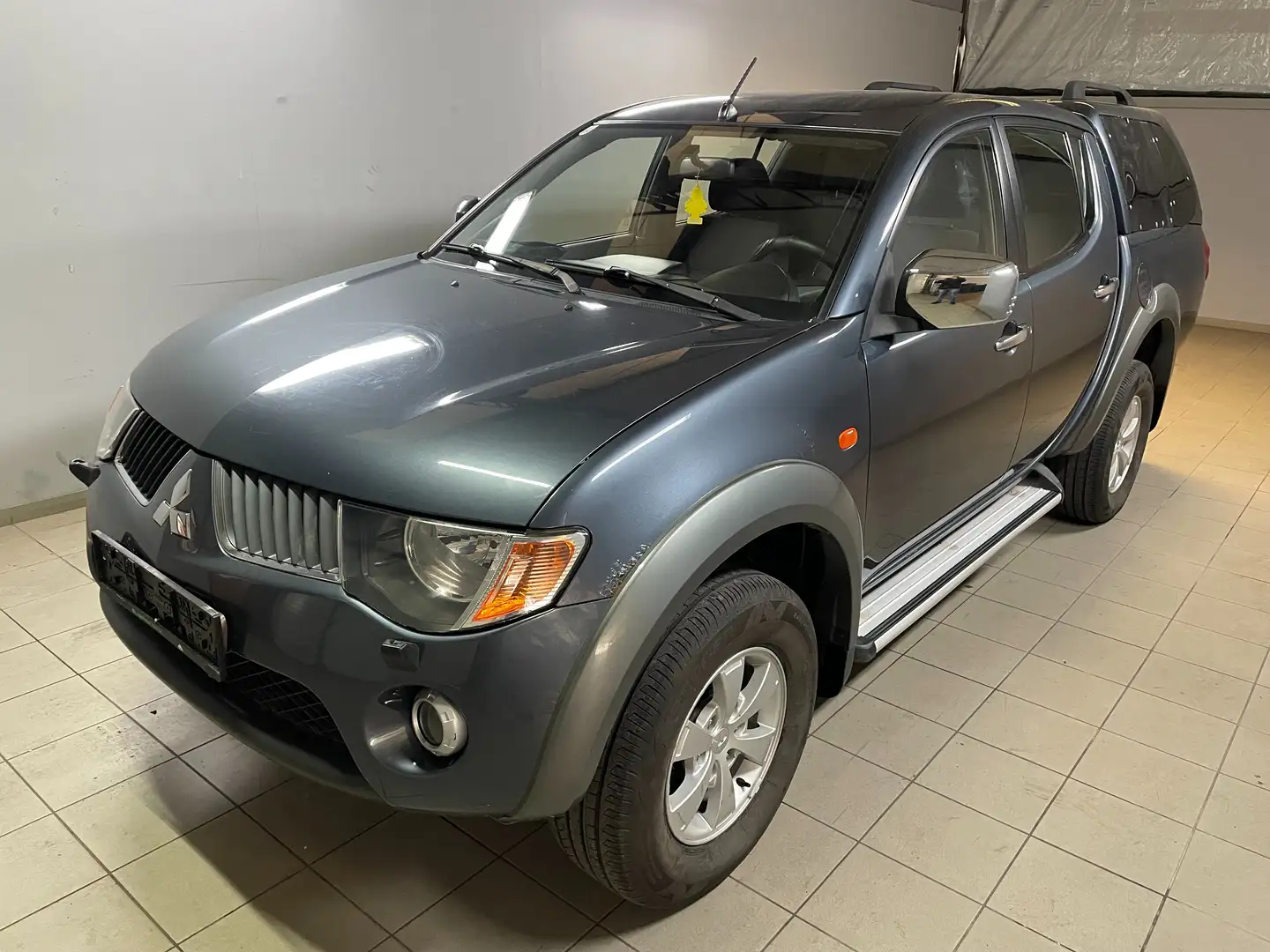 Mitsubishi L200 Invite Doppelkabine 4WD Grau - 1