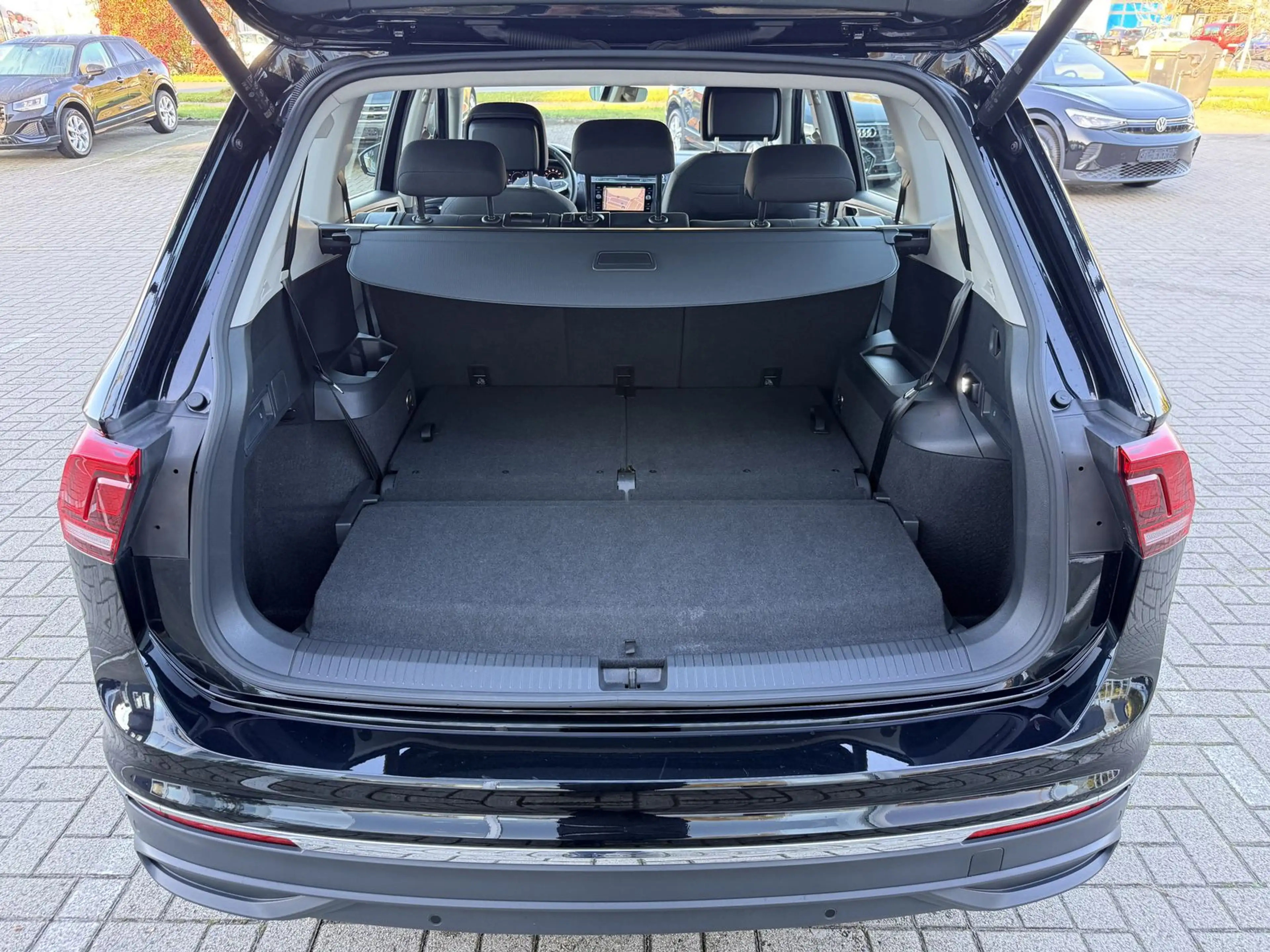 Volkswagen Tiguan Allspace Life,7-Sitzer,Winter,AHK,ACC. — photo 11