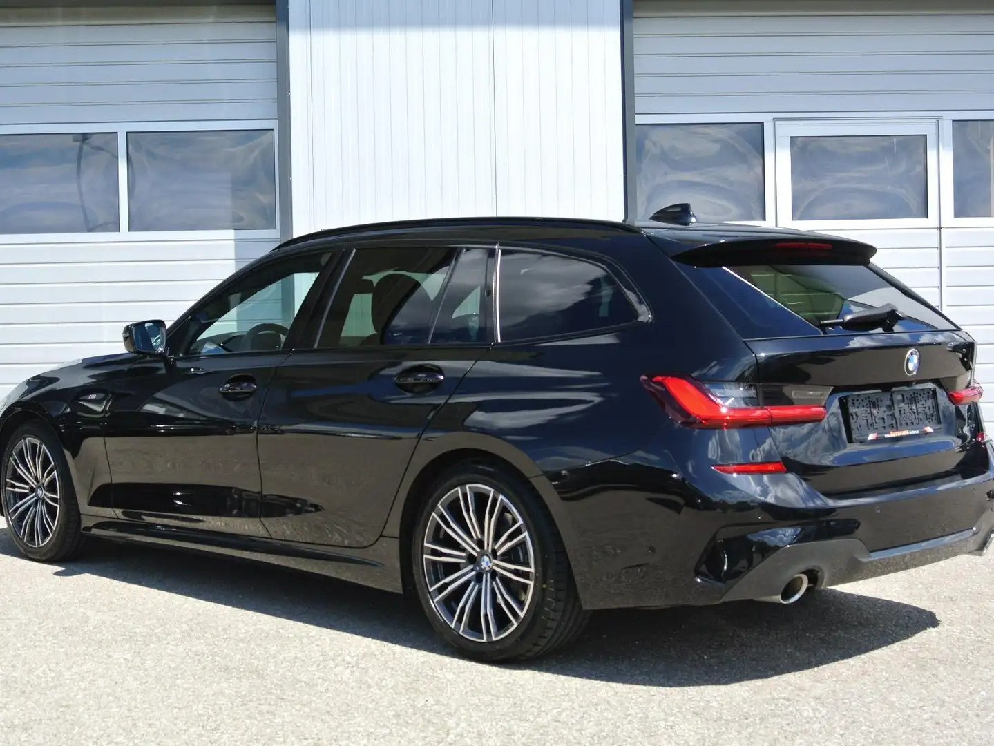 BMW 320 d Touring **M - Paket ** PANO * LEDER * NAVI * Schwarz - 2