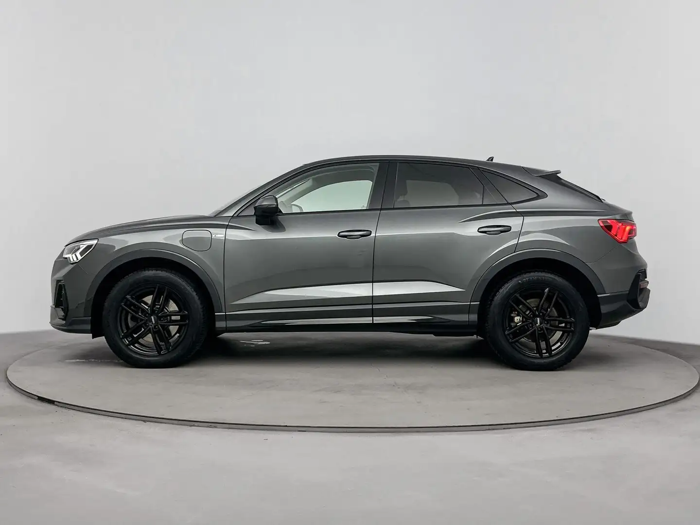 Audi Q3 Sportback 45 TFSI e S Edition Automaat | Navigatie Grau - 2