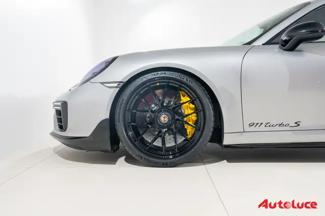 Porsche 911 view 7