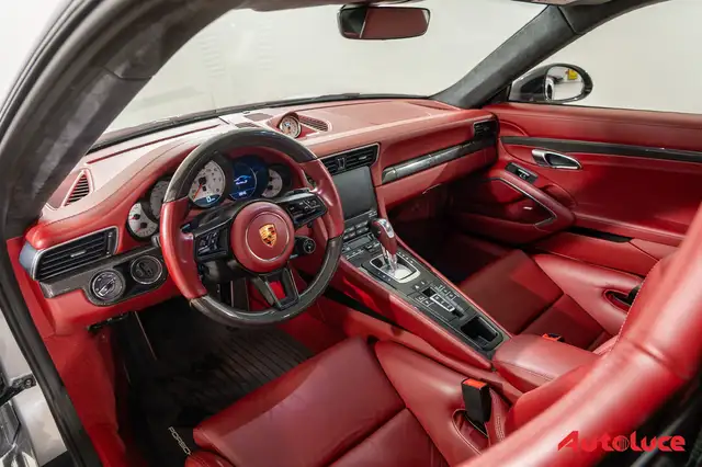 Porsche 911 view 10