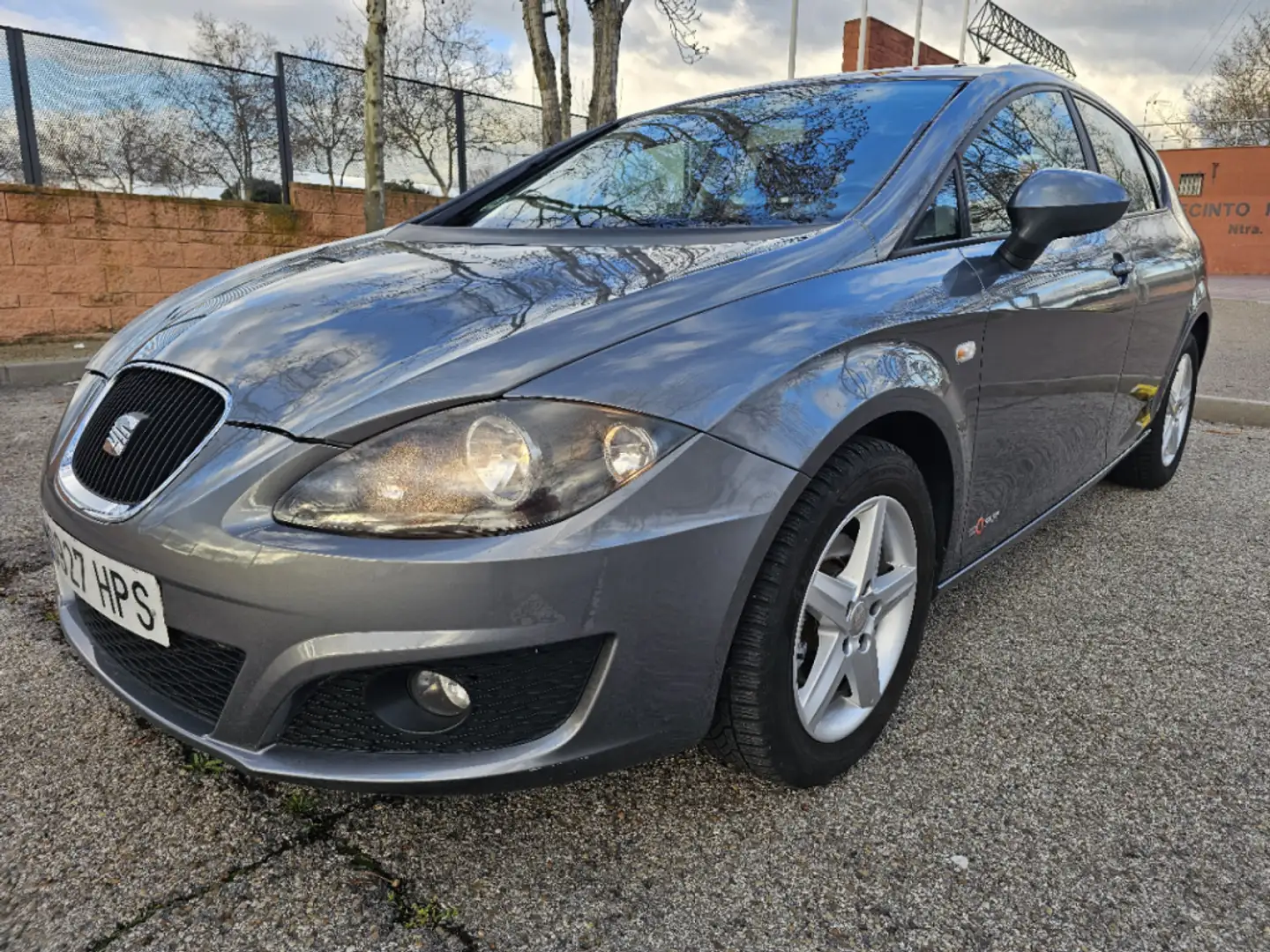 SEAT Leon 1.6TDI CR S&S Style Eco. 110 Plateado - 1