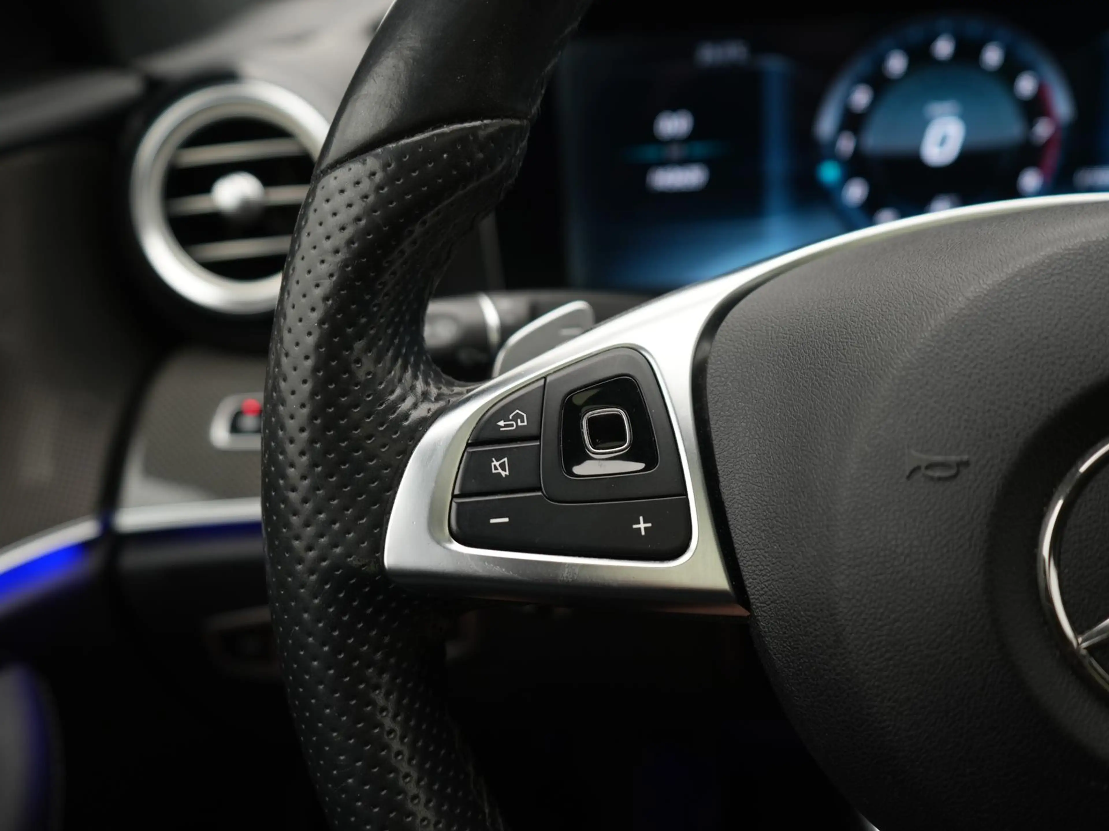 Mercedes-Benz E 400 4Matic AMG-Line,PANO,AHK,HUD,360°,MEMORY — photo 11