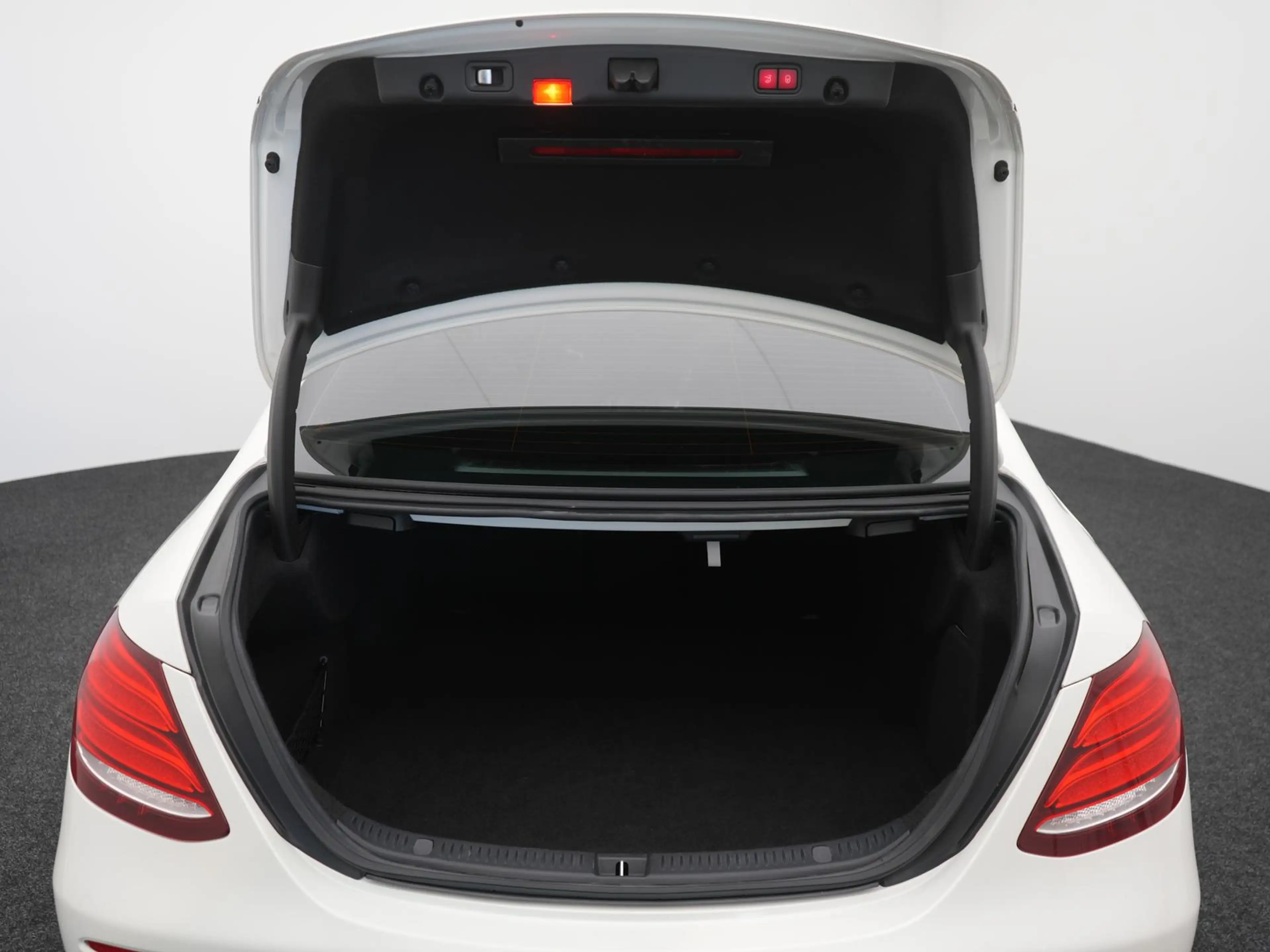Mercedes-Benz E 400 4Matic AMG-Line,PANO,AHK,HUD,360°,MEMORY — photo 8