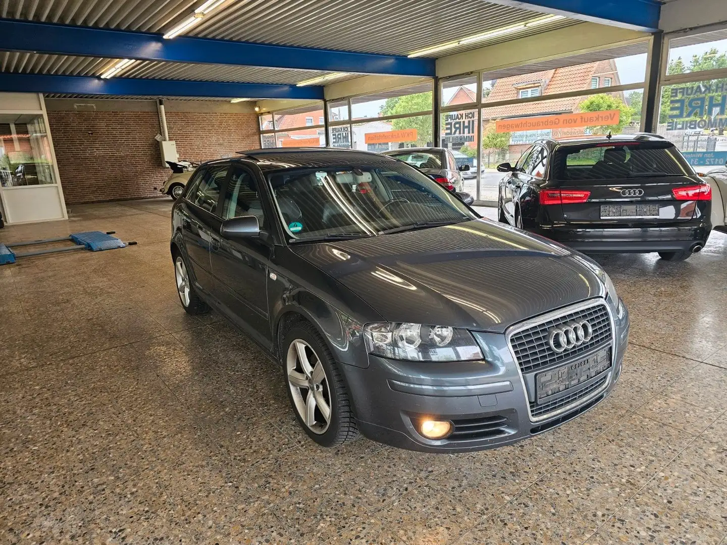 Audi A3 Sportback 2.0 FSI Ambiente+Pano+Leder+Automat Grau - 1