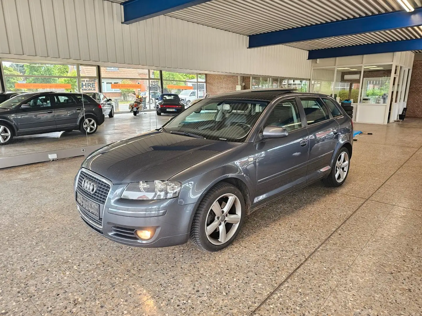 Audi A3 Sportback 2.0 FSI Ambiente+Pano+Leder+Automat Grau - 2
