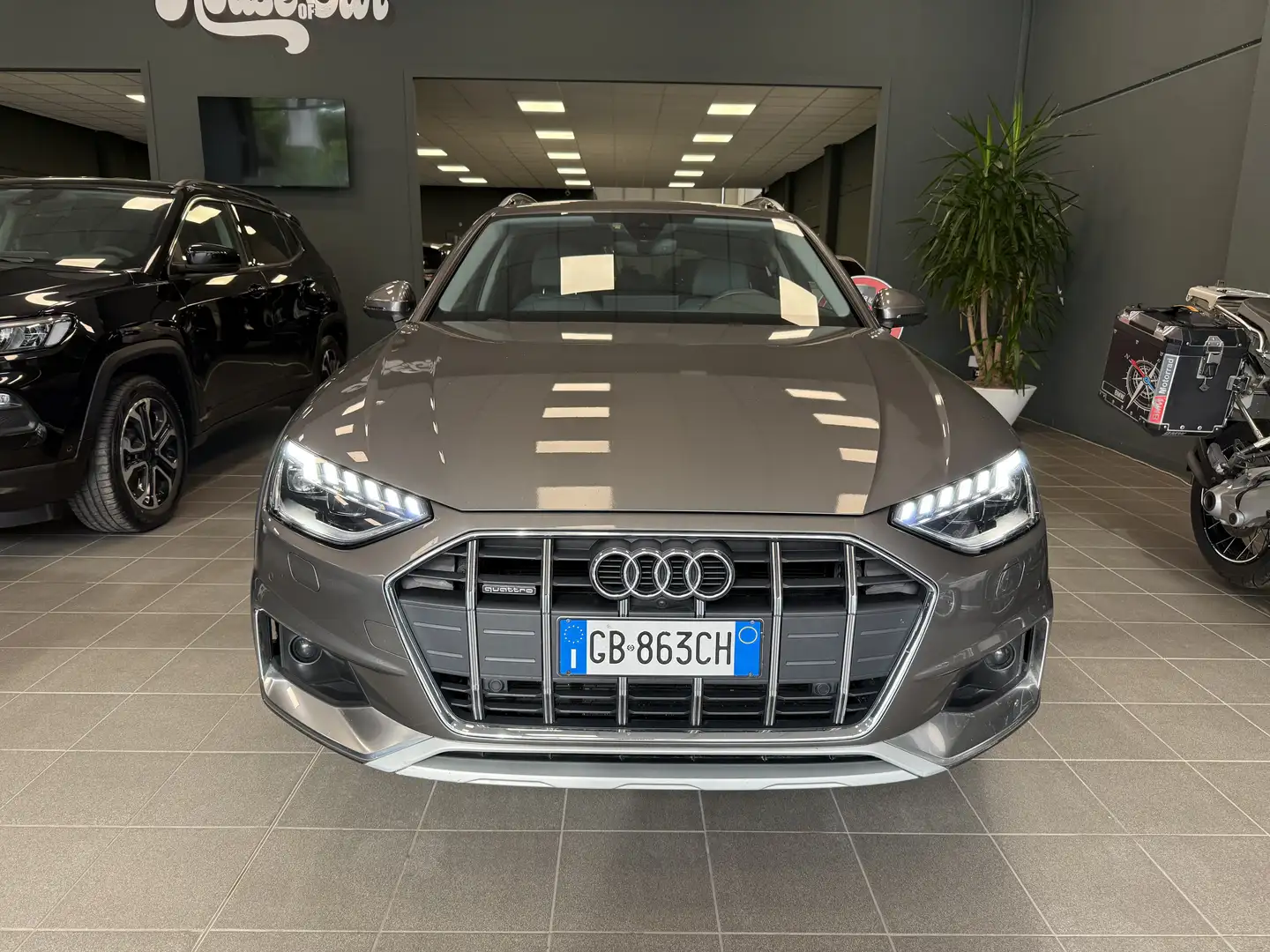 Audi A4 allroad 40 2.0 tdi mhev Identity Contrast quattro 204cv s- Grijs - 2