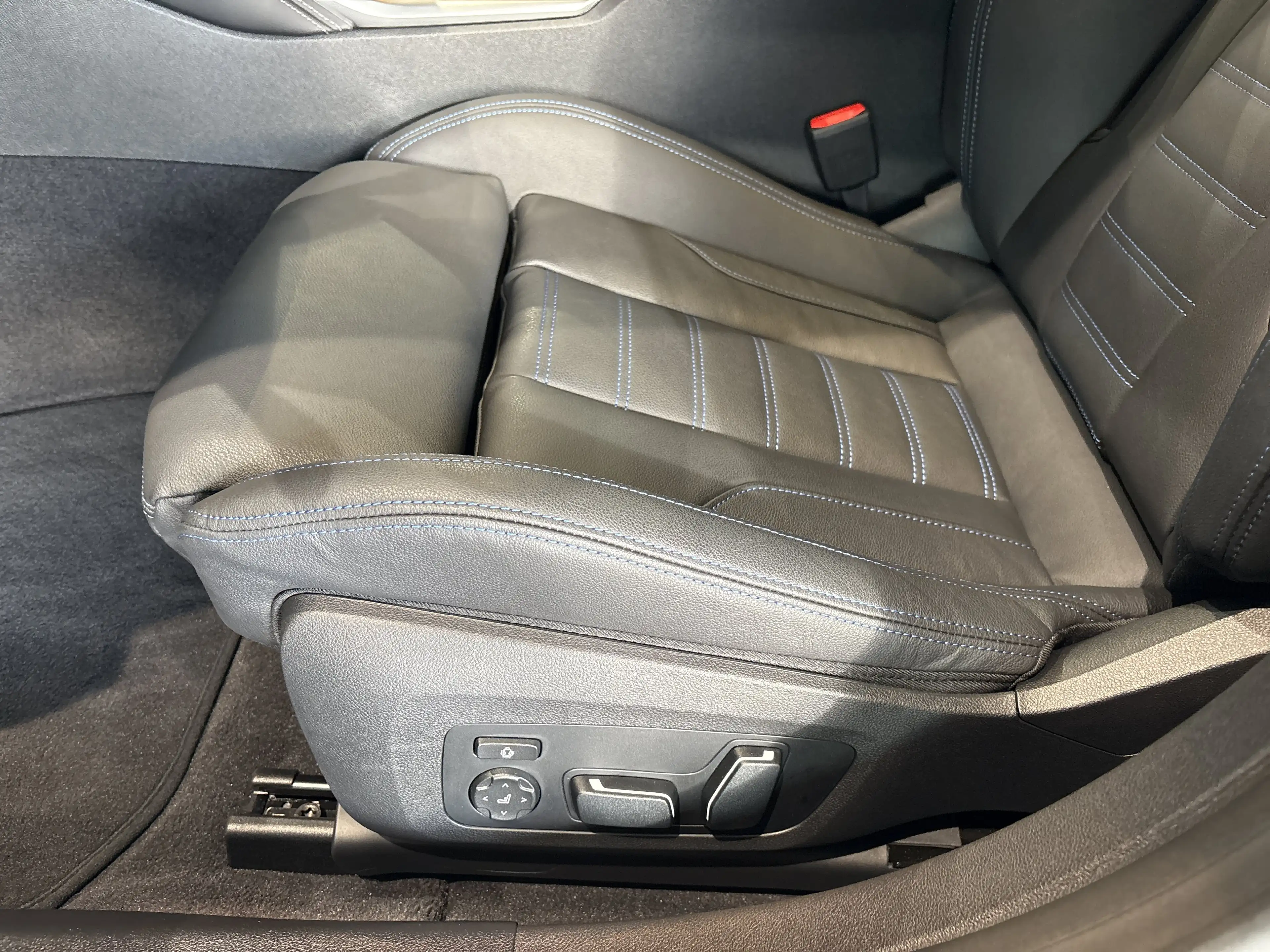 BMW i4 xDrive40 — photo 10