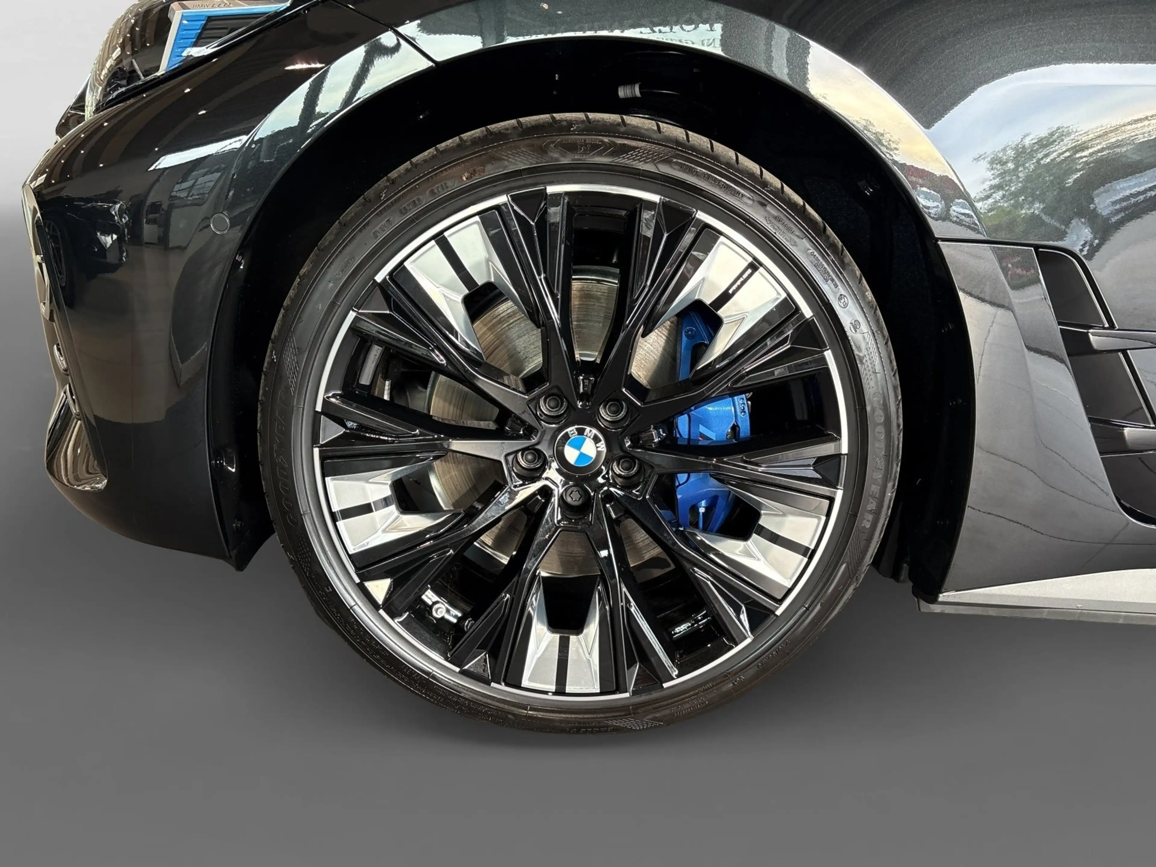 BMW i4 xDrive40 — photo 9