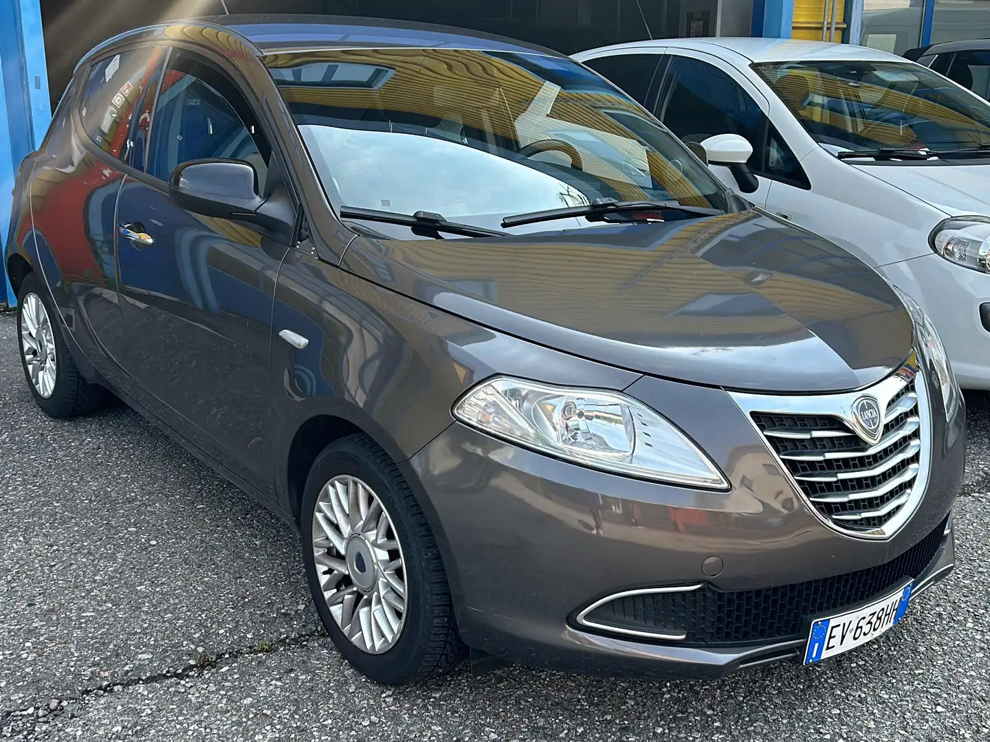 Lancia Ypsilon Gris - 1