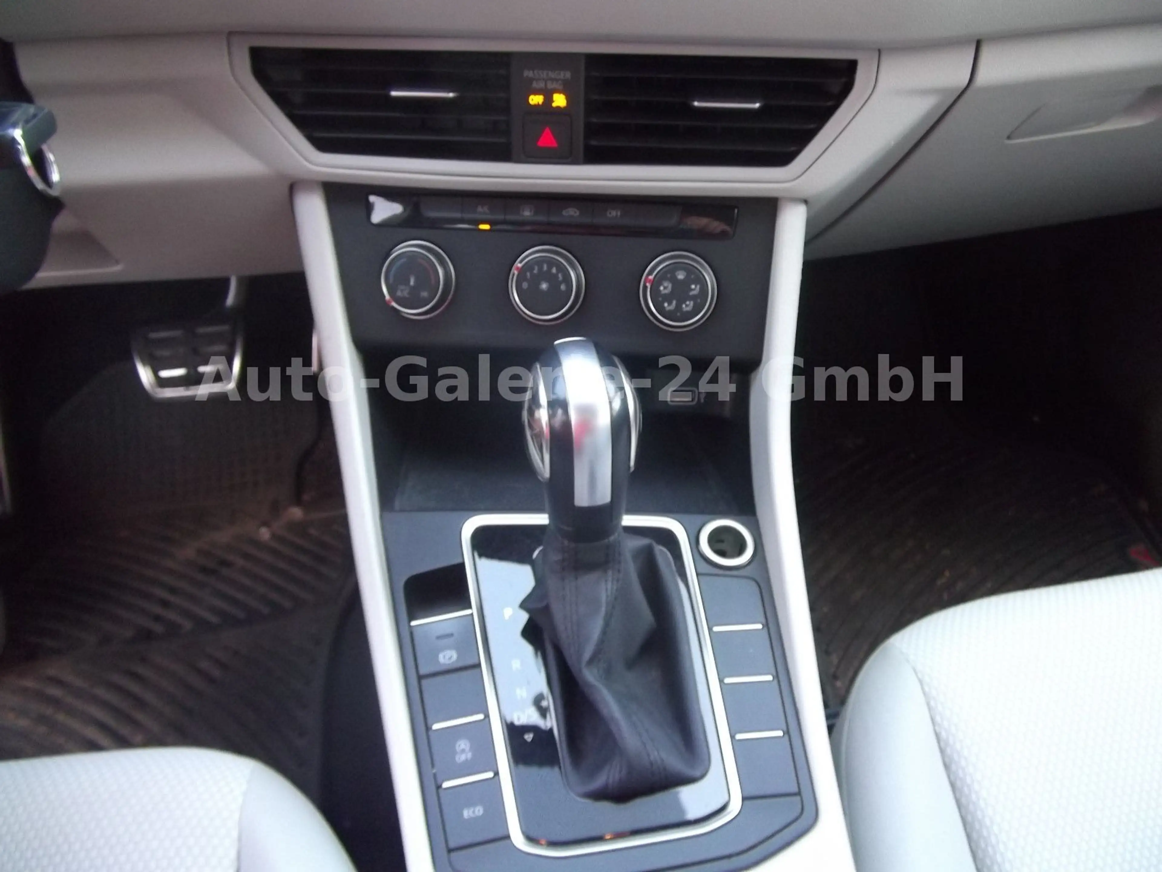Volkswagen Jetta 1,4i R- Line Automatik wenig Km — photo 7