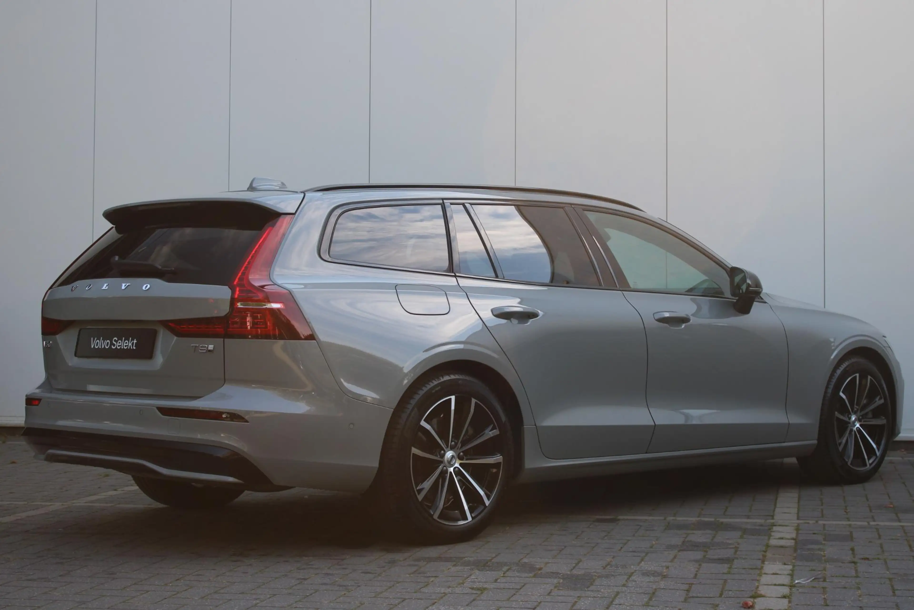Volvo V60 T8 Plug-in hybrid AWD Ultra Dark | Panoramadak | T — photo 2