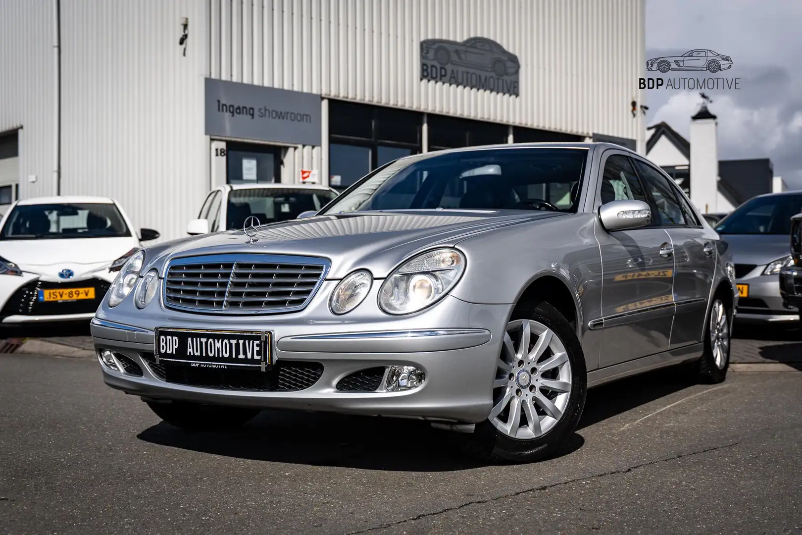 Mercedes-Benz E 240 Avantgarde Blijvend Youngtimer | Automaat | Leer | Grau - 1
