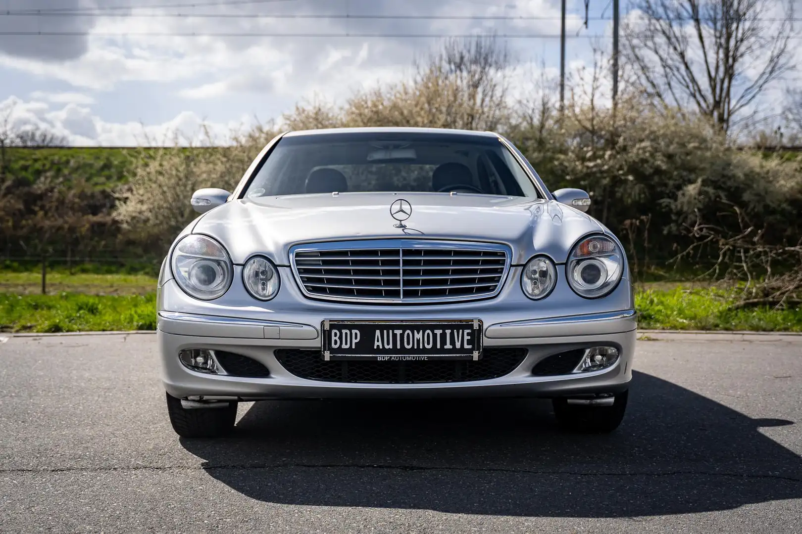 Mercedes-Benz E 240 Avantgarde Blijvend Youngtimer | Automaat | Leer | Gris - 2