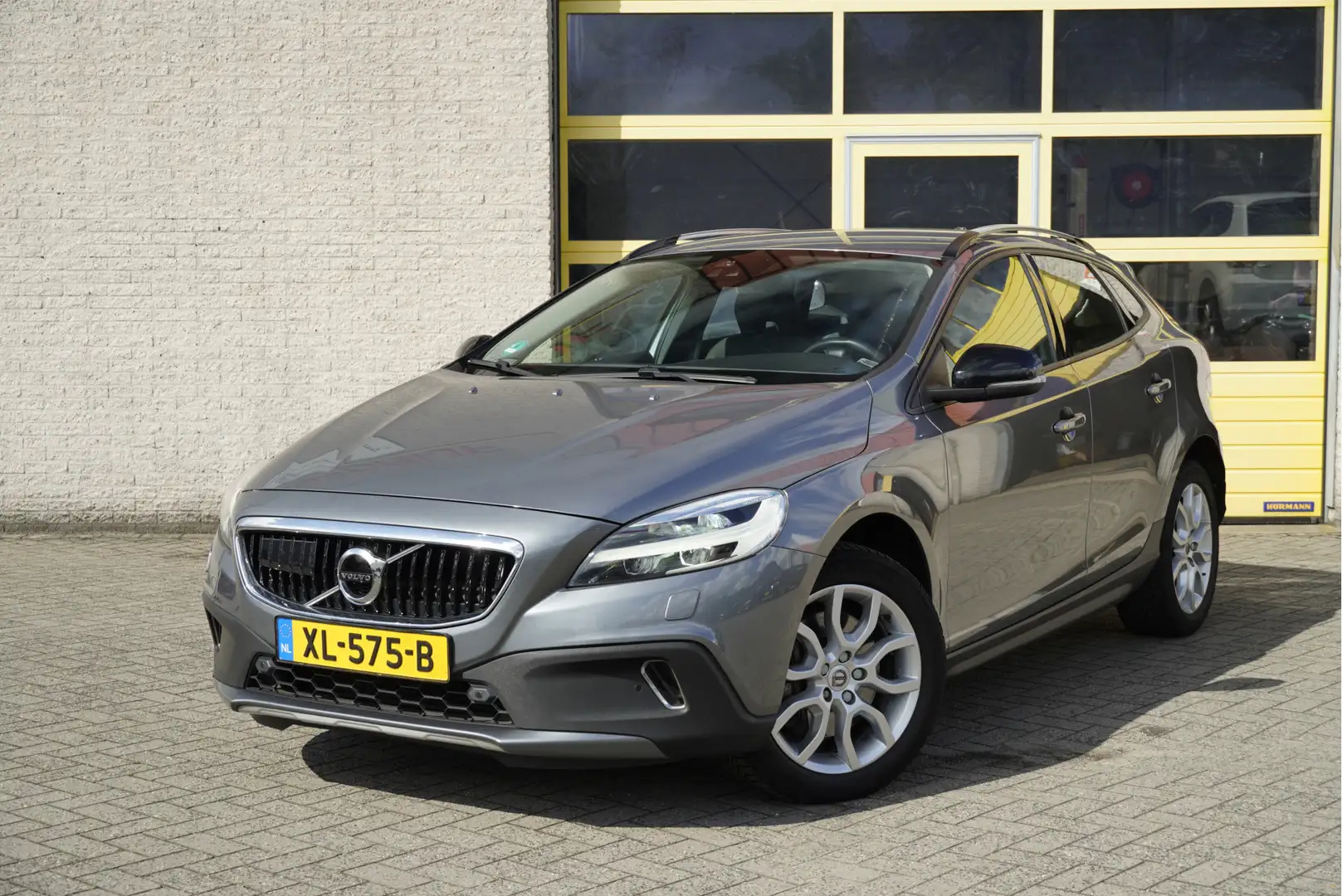 Volvo V40 Cross Country 1.5 T3 153PK! Automaat Momentum BJ2018 Lmv 17" | L Grijs - 1
