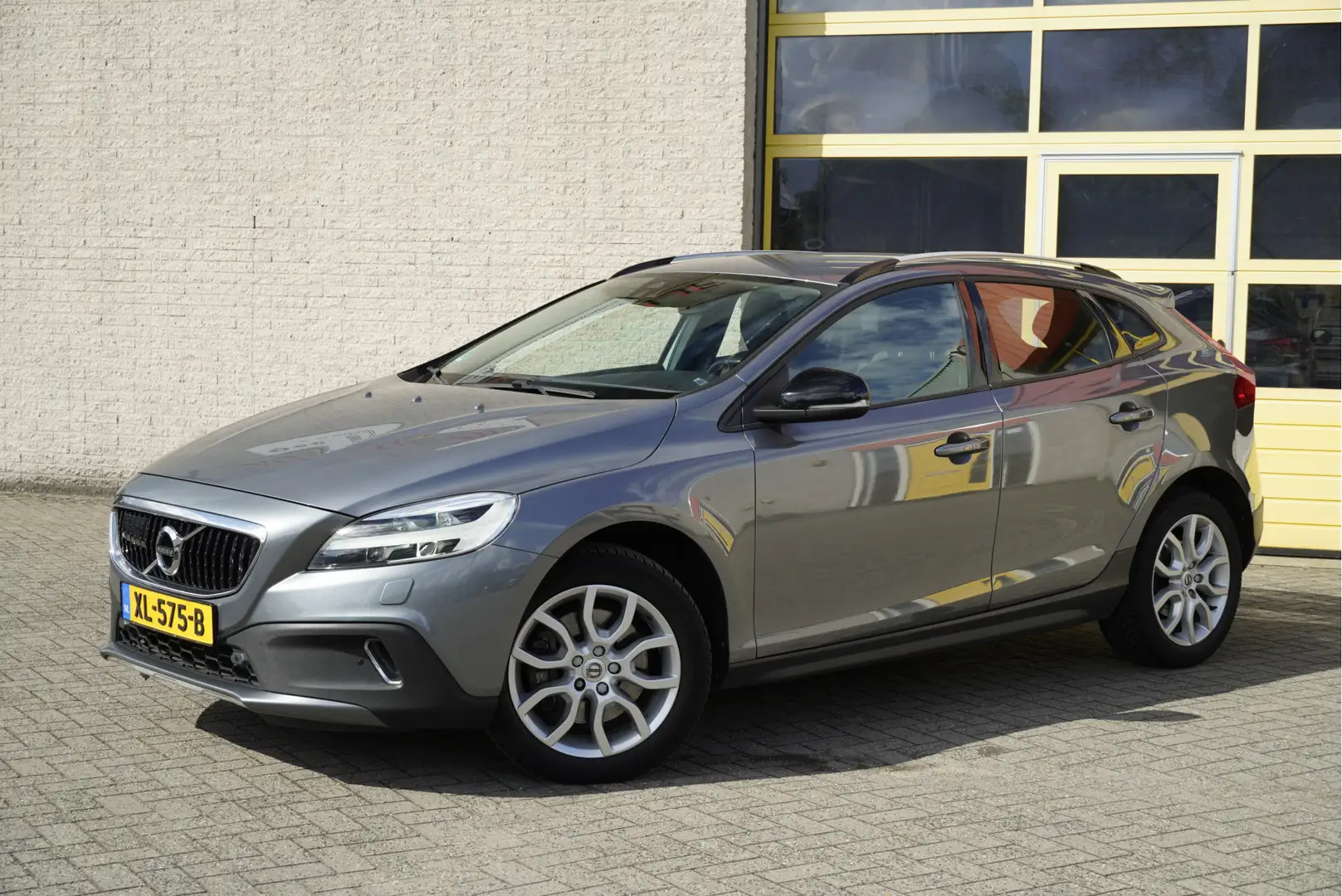 Volvo V40 Cross Country 1.5 T3 153PK! Automaat Momentum BJ2018 Lmv 17" | L Grijs - 2