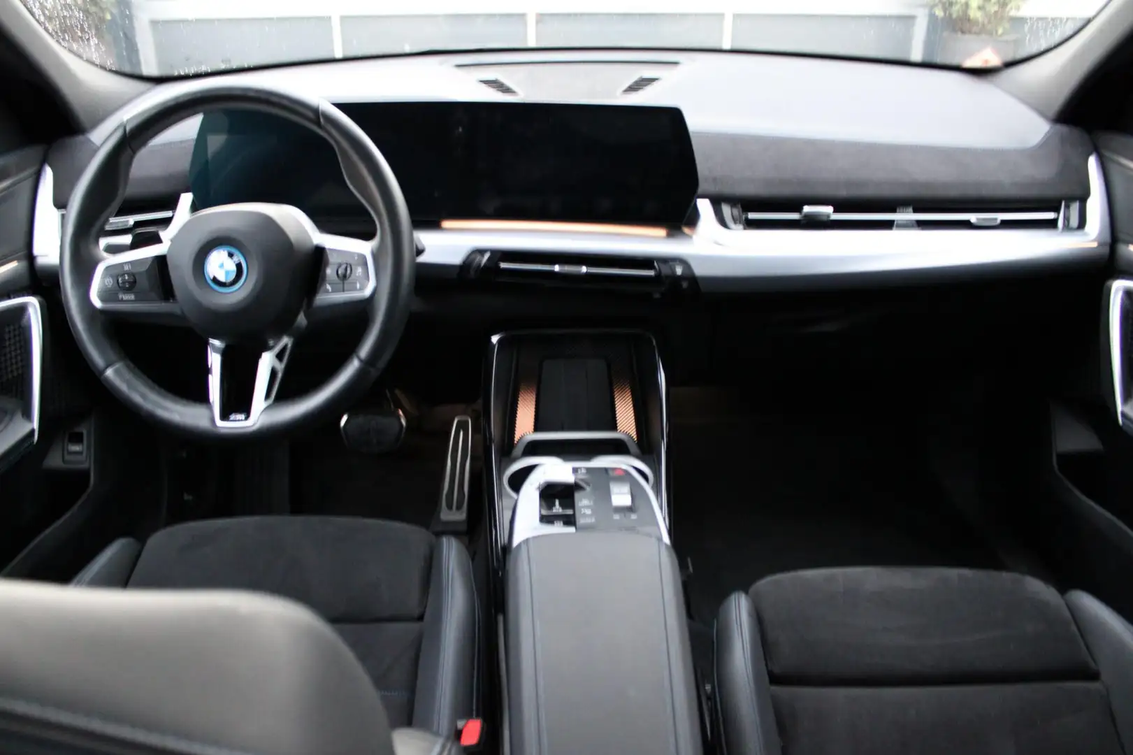 BMW iX2 EDrive20 67 kWh/M-Pakket/Pano Nero - 2