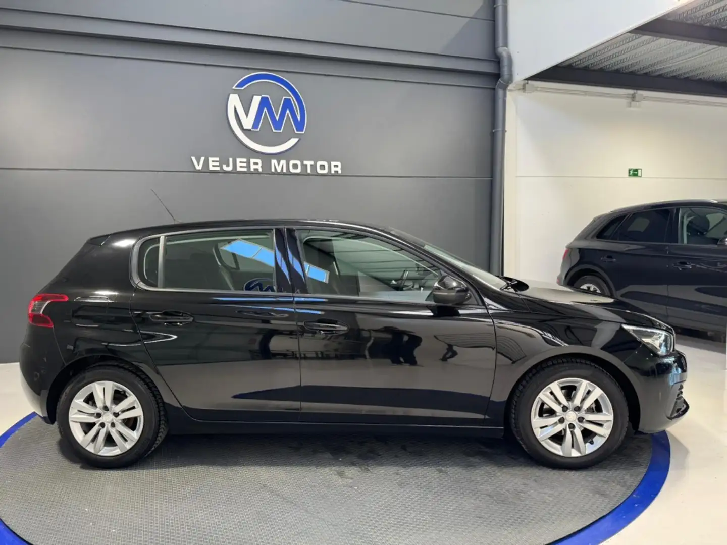 Peugeot 308 1.5BlueHDi S&S Active 100 Schwarz - 2
