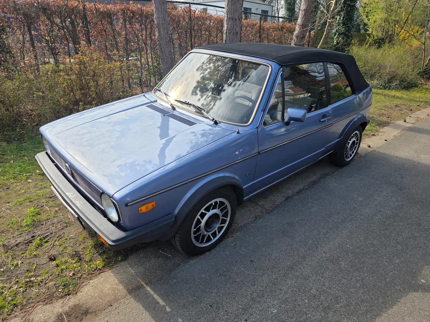Oldtimer Volkswagen Golf I GLI Cabrio Blau - 1