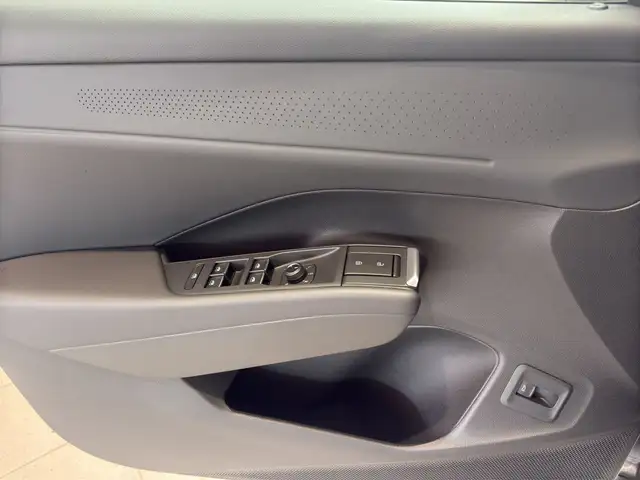 Volkswagen T-Roc view 8