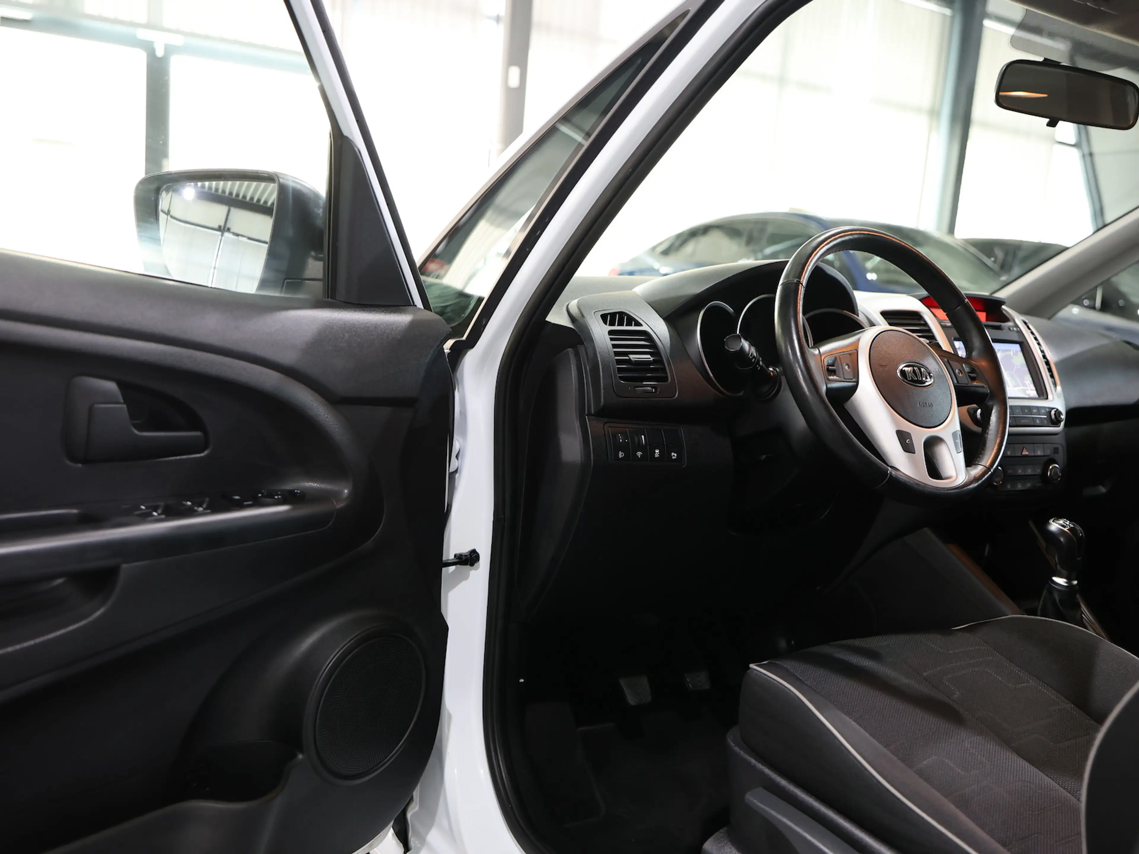 Kia Venga 1.4i DREAM TEAM / NAVI+KAMERA / MFL-BEHEIZ — photo 12