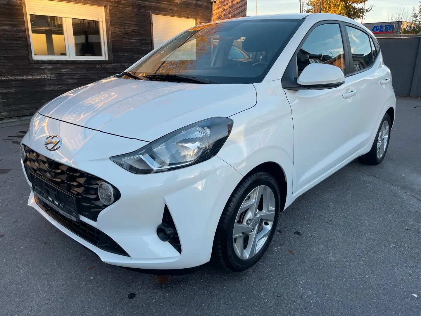 Hyundai i10 1.0 Trend 54TKM*1HD*KLIMA*SHZ*LKA*TEMP*CPLAY Weiß - 1
