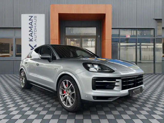Porsche Cayenne view 3