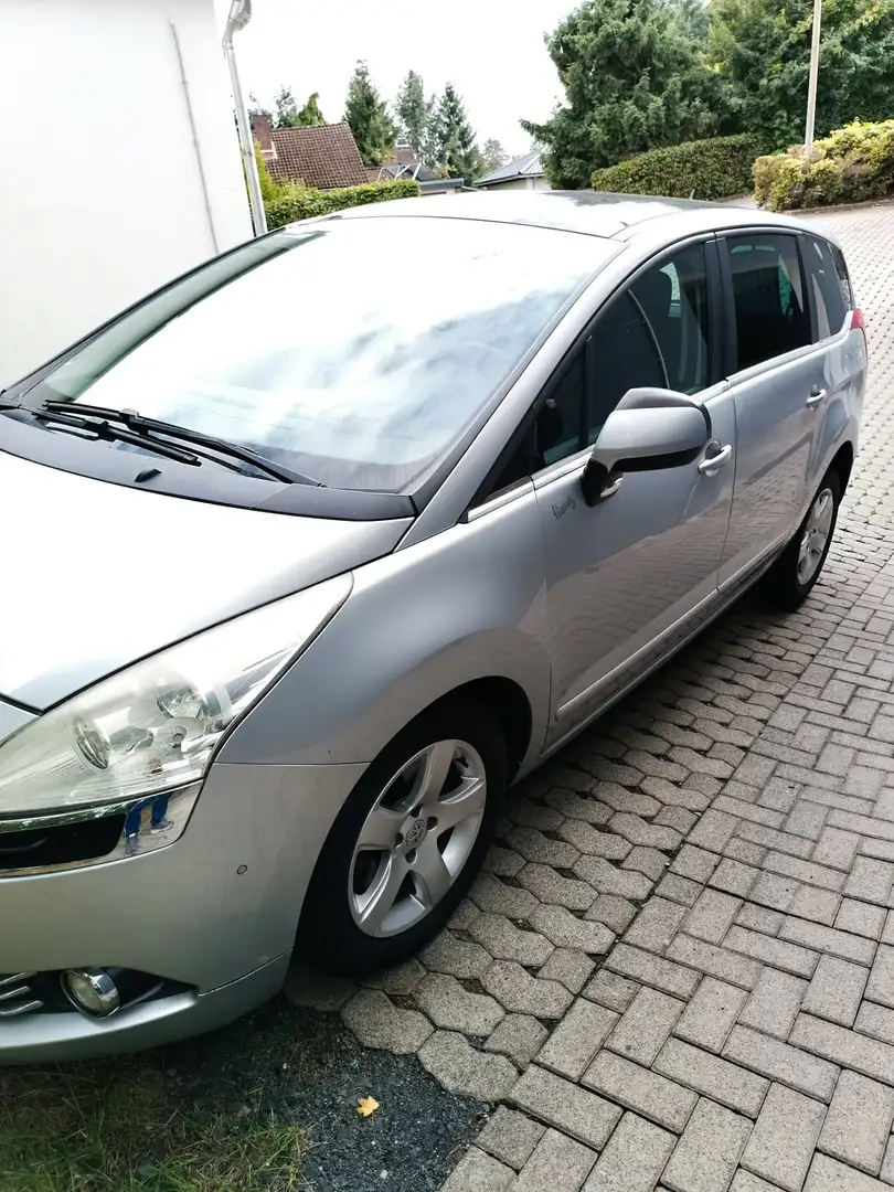 Peugeot 5008 HDI FAP 150 Family Grau - 2