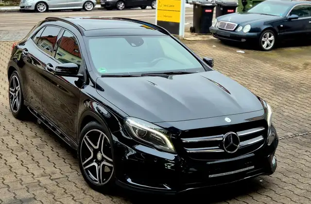 Mercedes-Benz GLA 250 AMG-Sportpaket/Leder/Comand/Pano-Voll