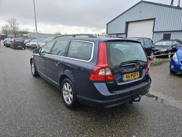 Volvo V70 view 3