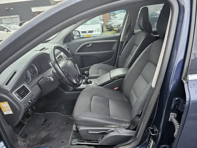 Volvo V70 view 5