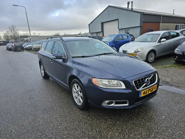 Volvo V70 view 2