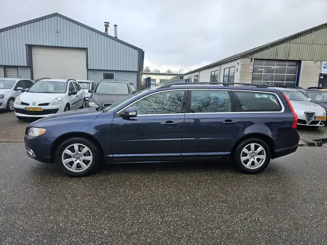Volvo V70 view 8