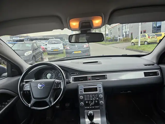 Volvo V70 view 6