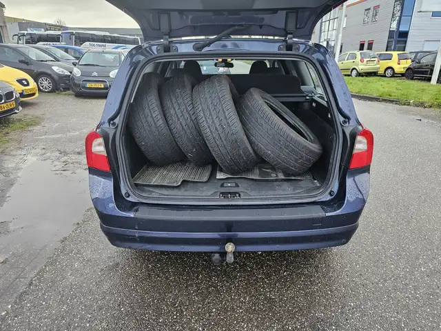 Volvo V70 view 11