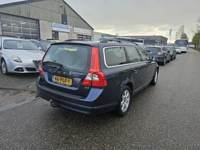 Volvo V70 view 4