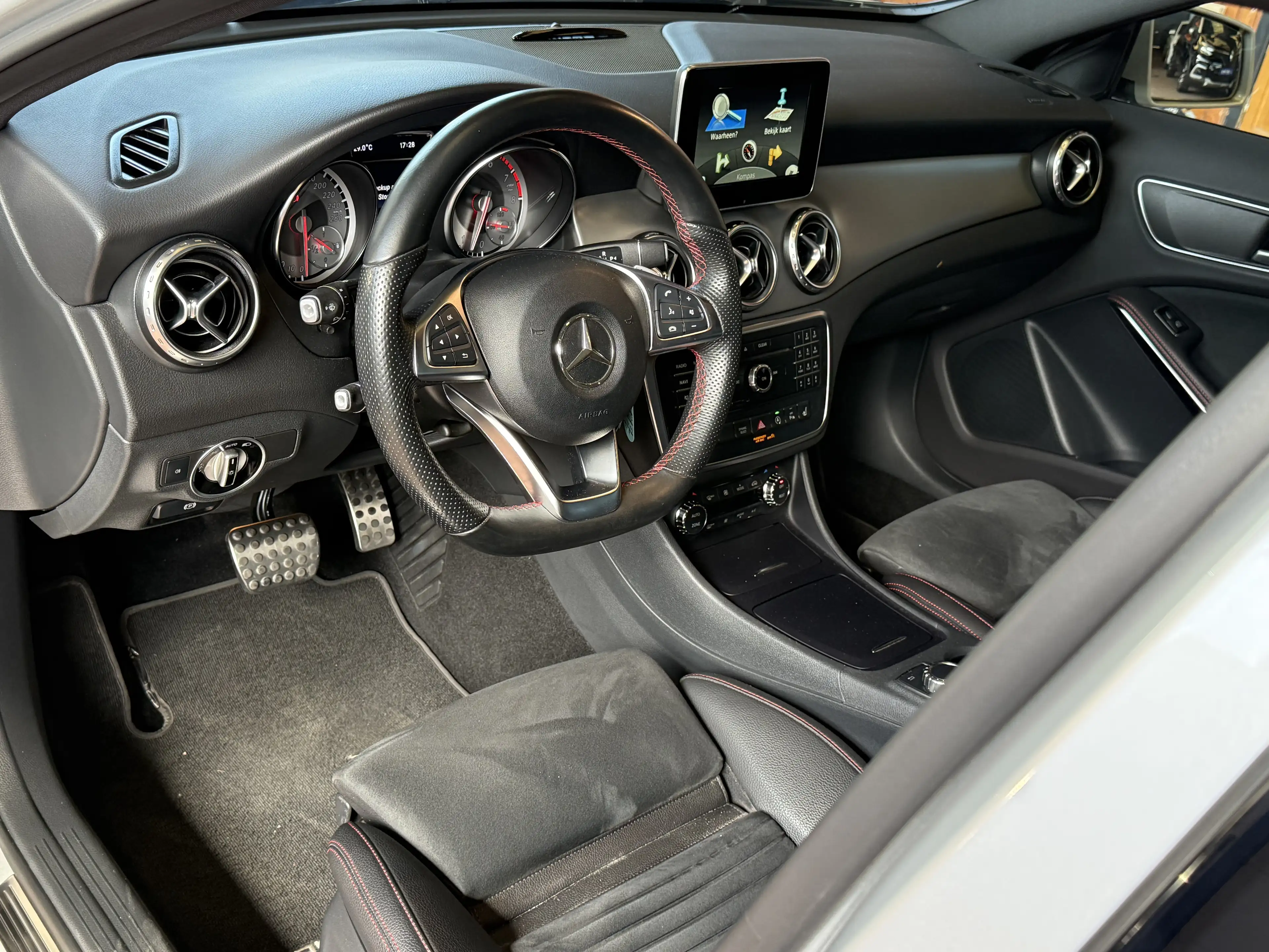 Mercedes-Benz GLA 180 GLA 180i Automatique AMG. 1 Jaar Garantie — photo 13