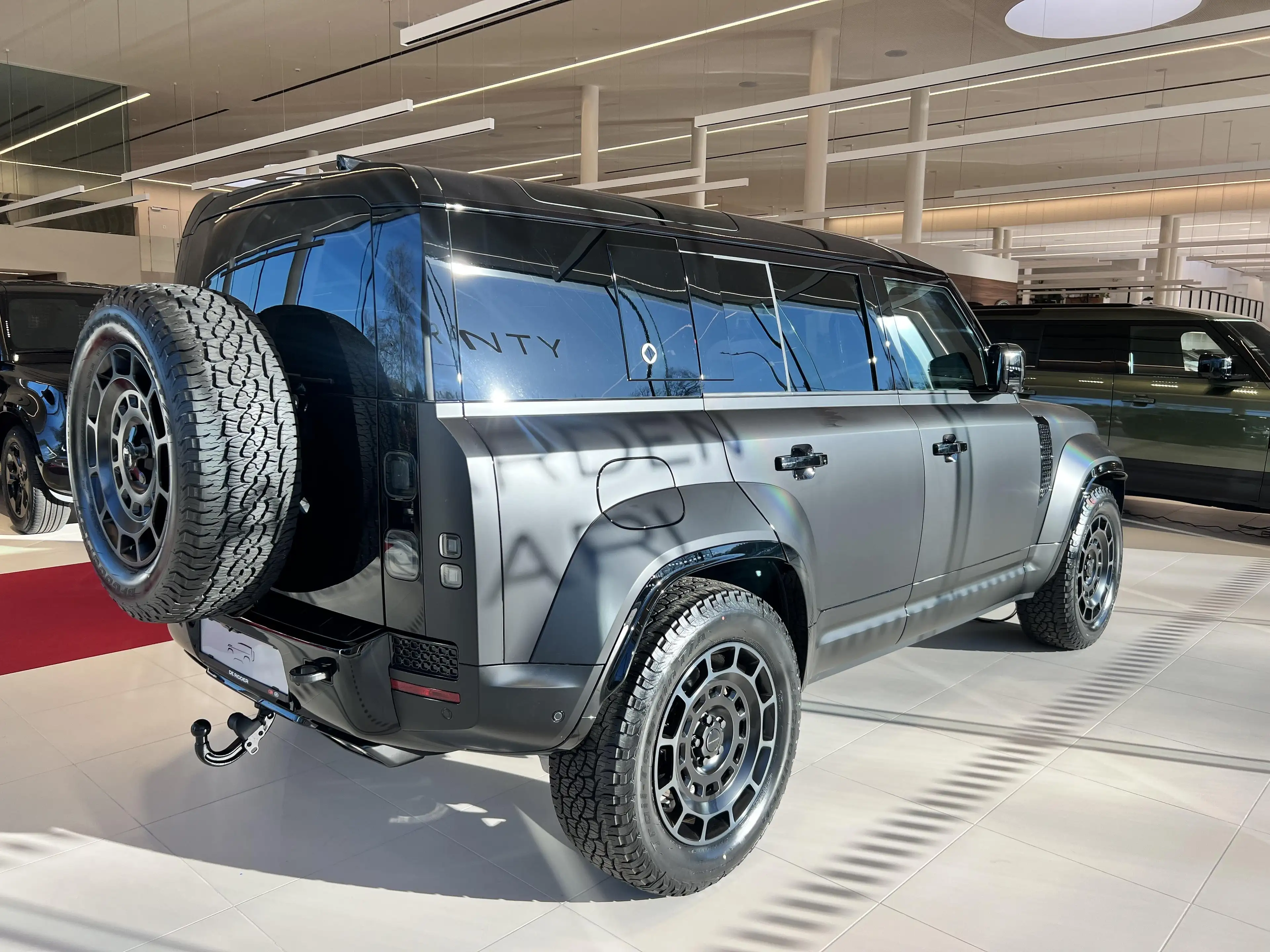 Land Rover Defender 110 P635 OCTA AWD — photo 5