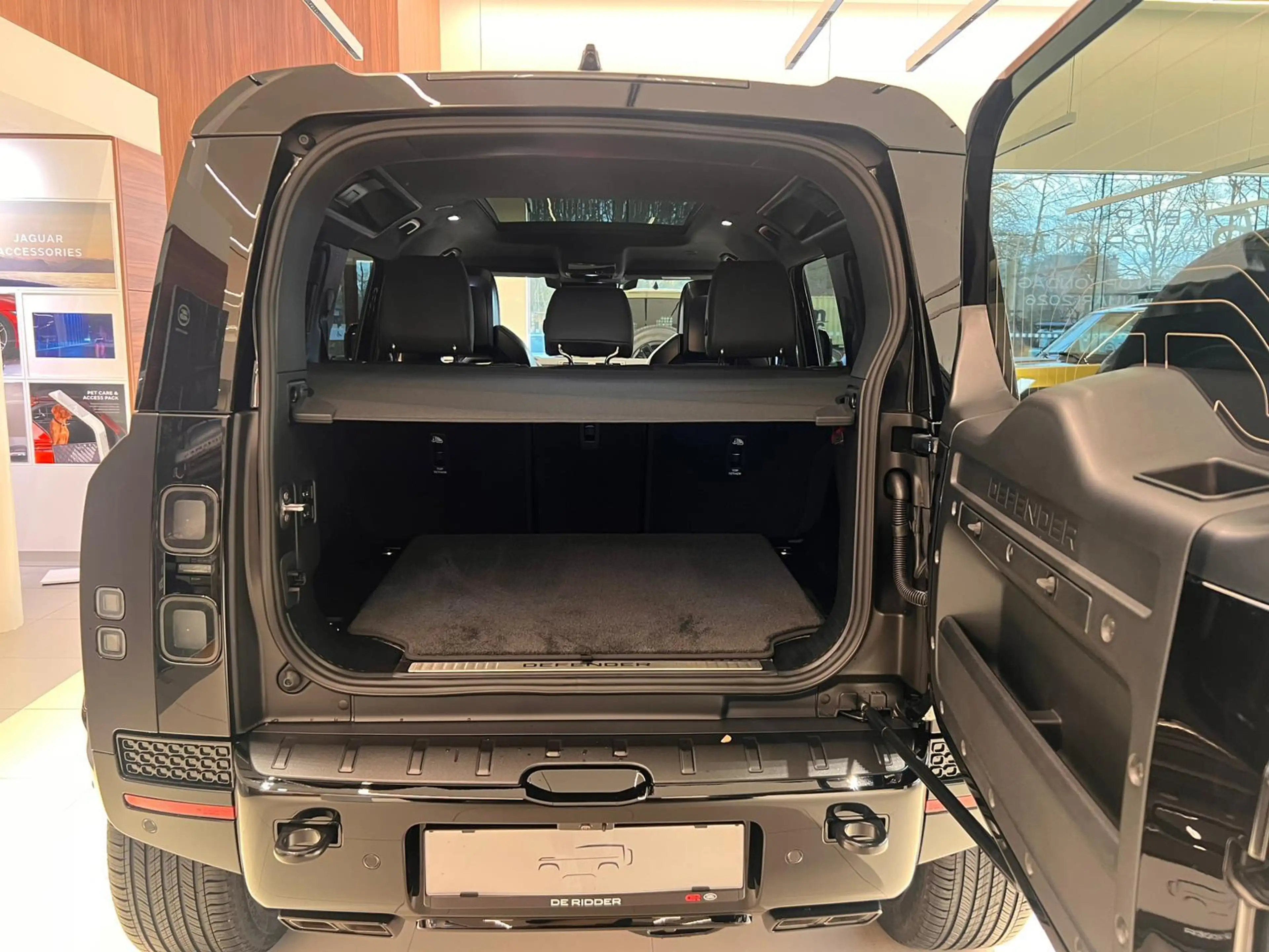 Land Rover Defender 110 P635 OCTA AWD — photo 10