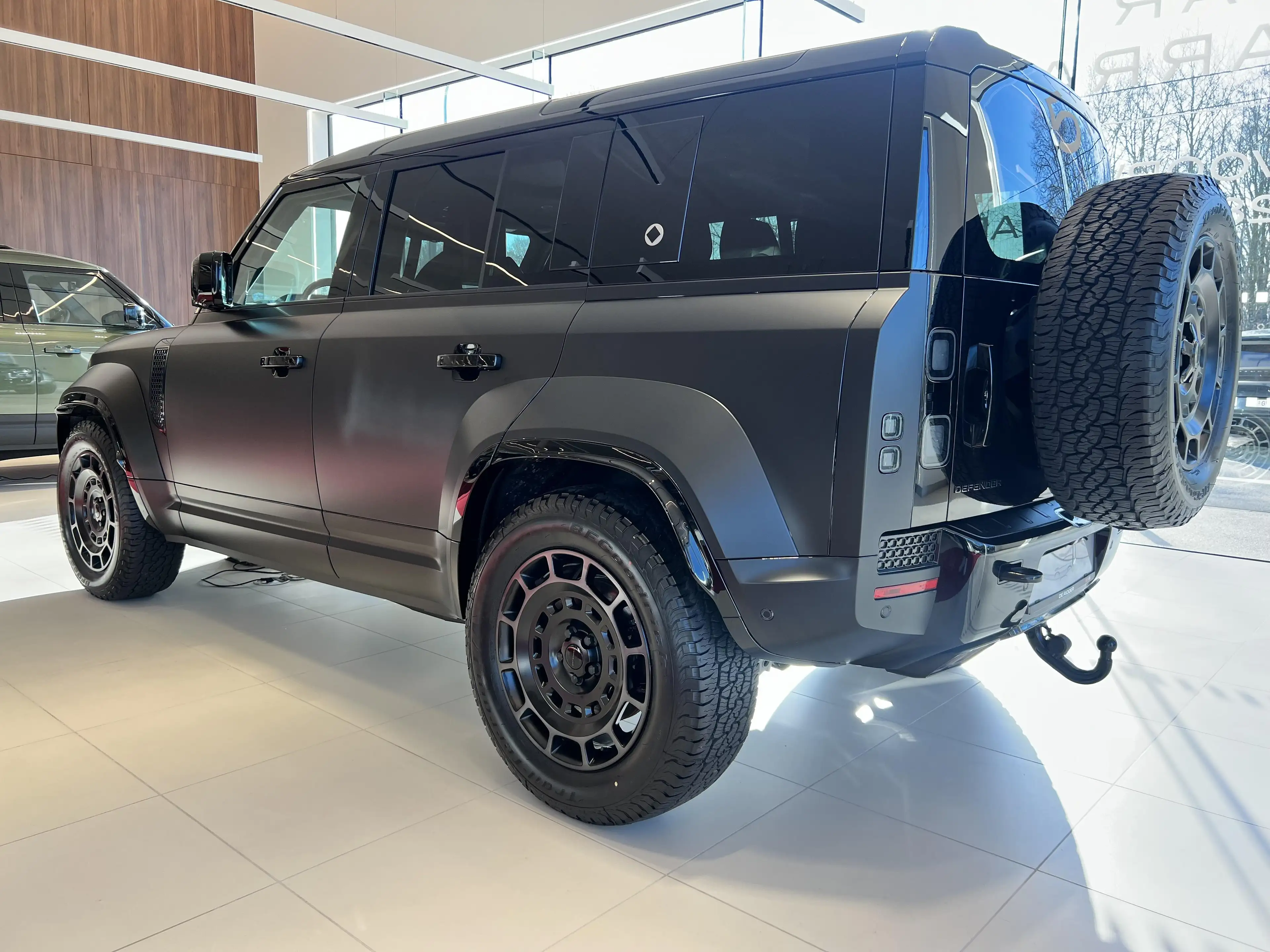 Land Rover Defender 110 P635 OCTA AWD — photo 3