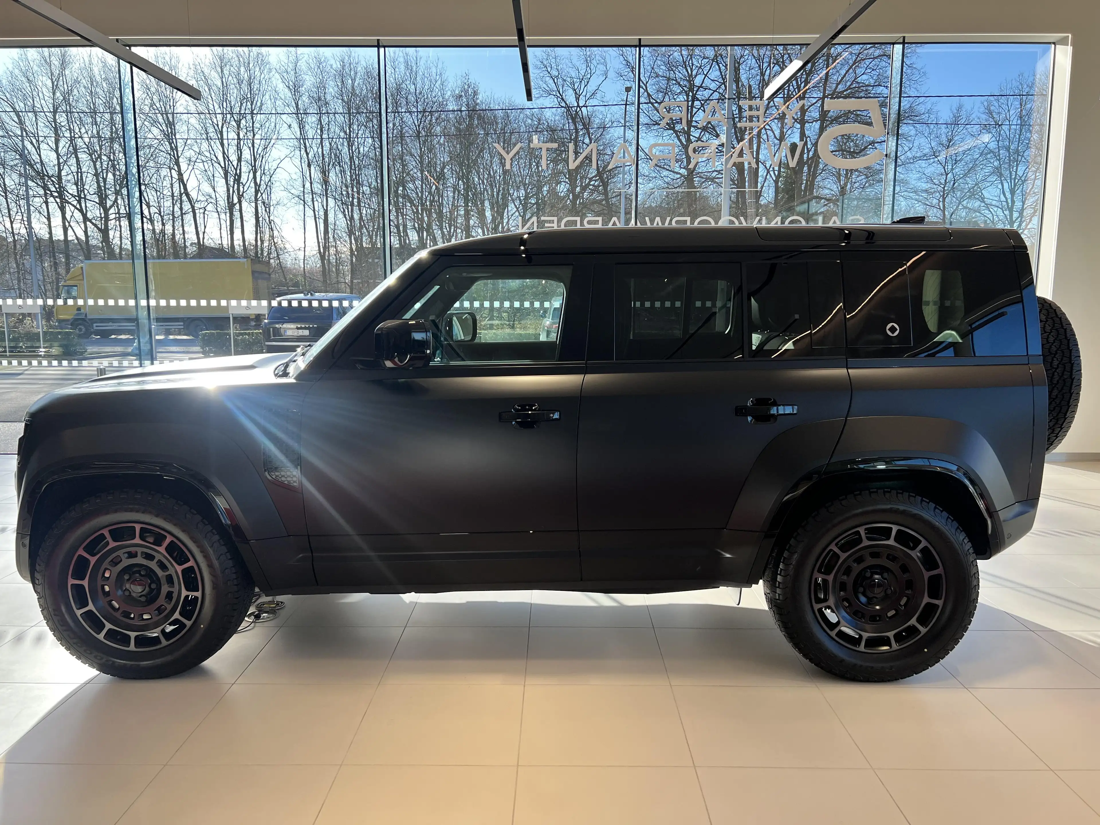 Land Rover Defender 110 P635 OCTA AWD — photo 4