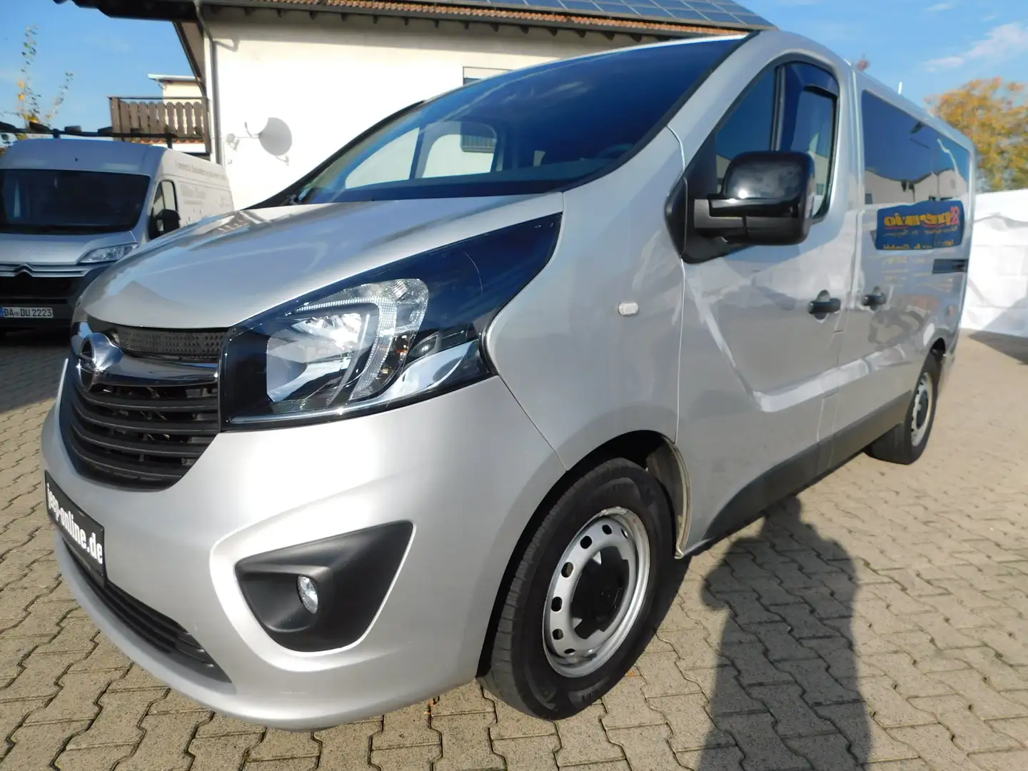 Opel Vivaro Kombi L1H1 9 Sitzer+Sthz+AHK,2.Hd. S-Heft. Grau - 2