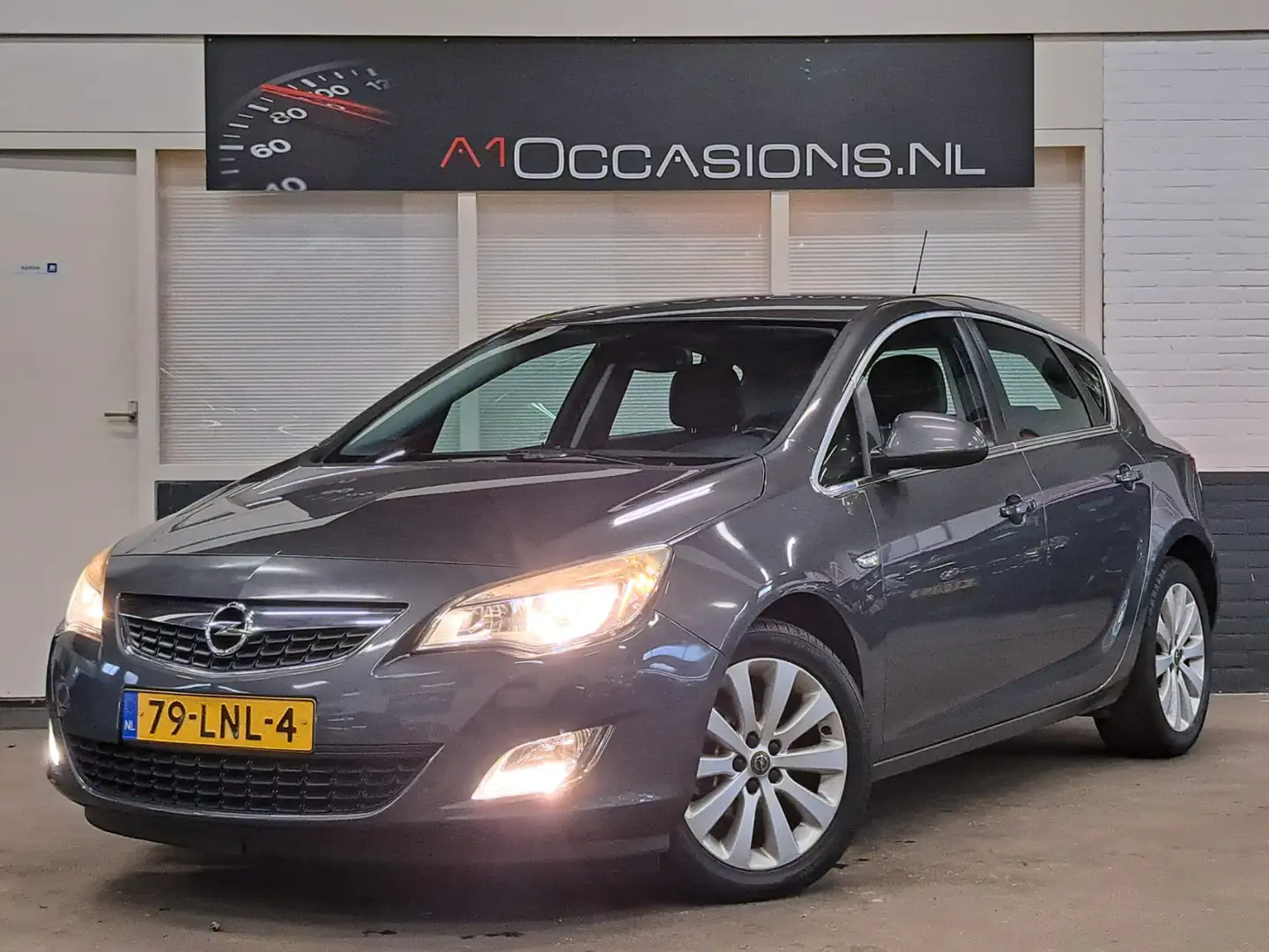 Opel Astra 1.4 Turbo Cosmo Grijs - 2